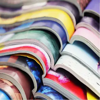 Piles de magazines illustrant la refonte d'un journal lyonnais