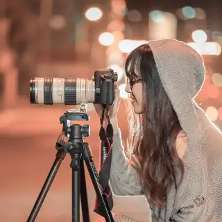 Photographe avec un trépied pour illustrer la création d'un site web pour photographes