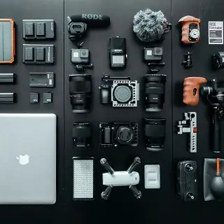Collection d'appareils photo et d'un drone pour illustre la création d'un site web pour voyageur