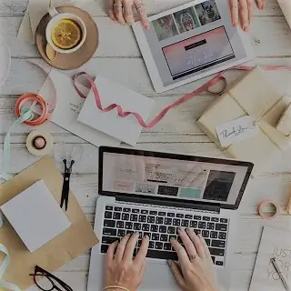 Visuel d'un ordinateur portable sur un bureau pour illustre la conception d'un site de mariage
